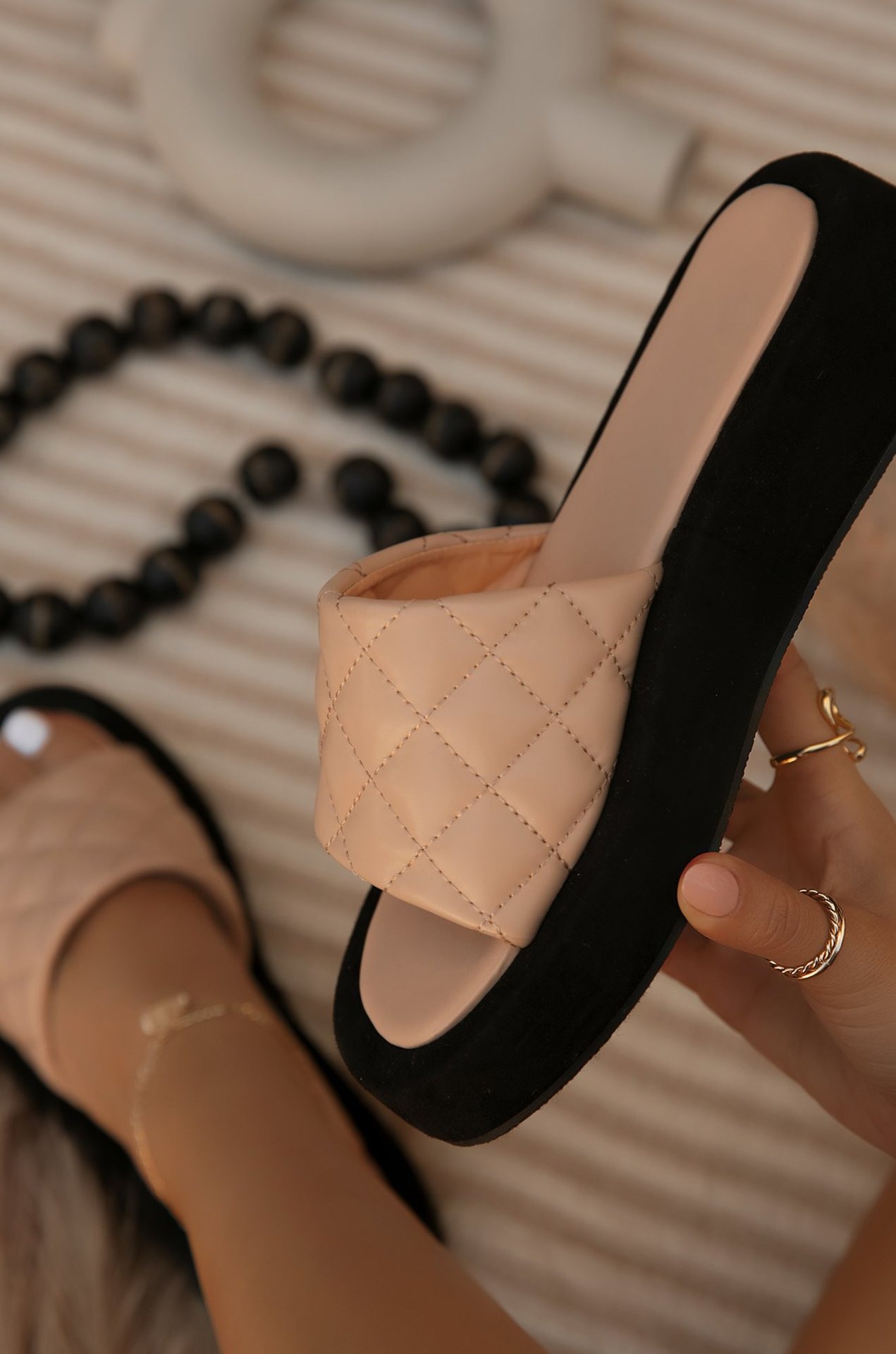 Nouvelles pantoufles de style m&eacute;tallique pour femmes, pantoufles &agrave; semelles &eacute;paisses, vente en gros, pantoufles &agrave; paillettes d'un mot