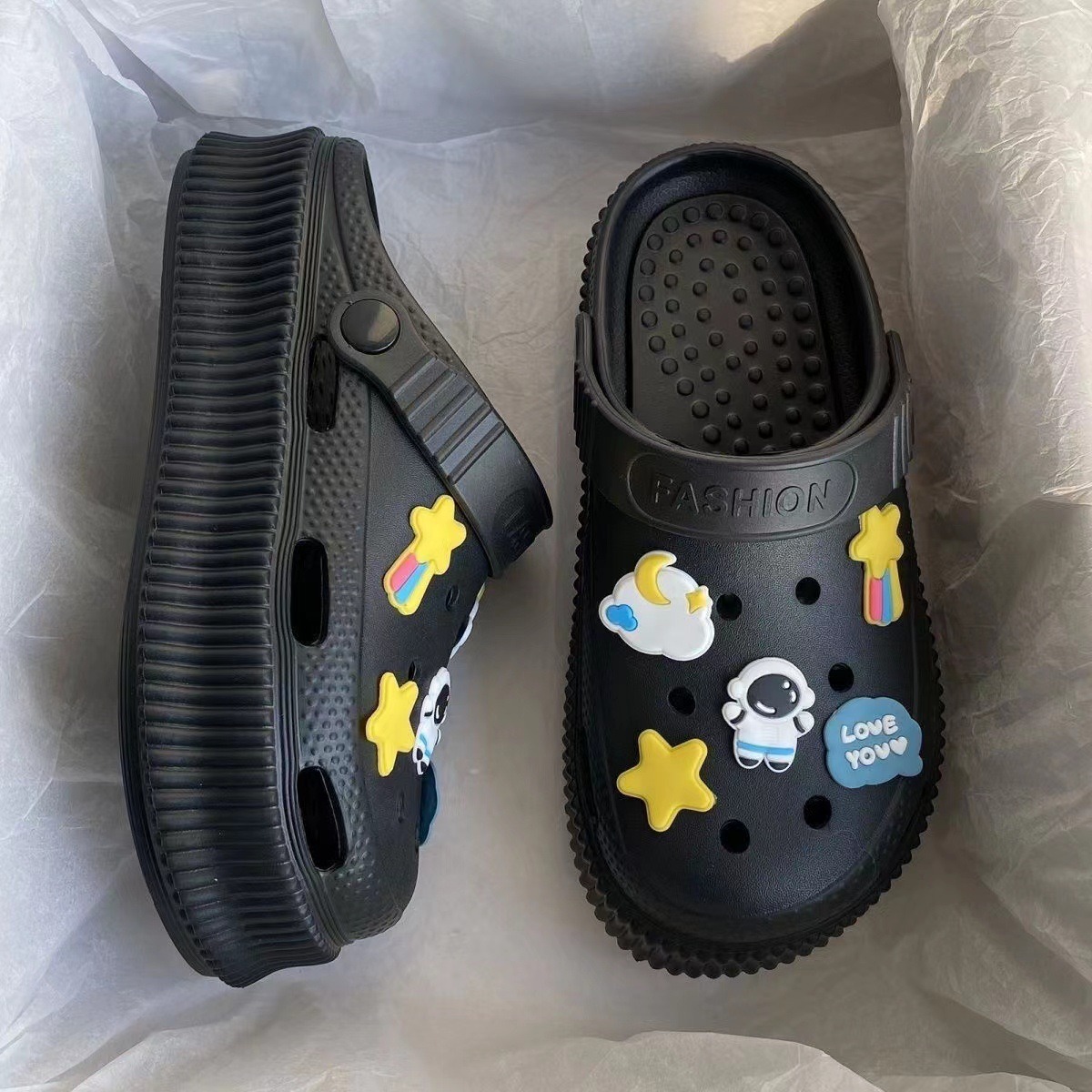 Sp&eacute;cification Nom du produit Sabots pour femmes &Eacute;l&eacute;ments populaires &Eacute;vider Style du dos Sangle arri&egrave;re &Acirc;ge applicable Adulte Conditions de paiement Vente en gros en ligne, Paypal, T/T, L/C, Western Union, compte bancaire