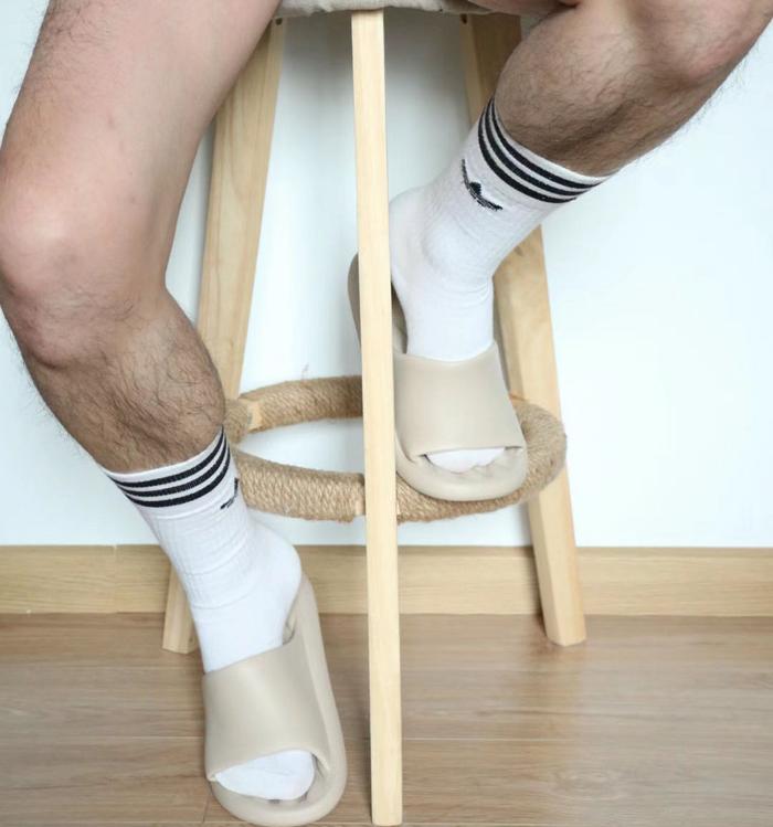 La maison d'été a une paire de ces pantoufles, de bons pieds confortables, doux et confortables, les nouvelles chaussures ne portent pas les pieds...