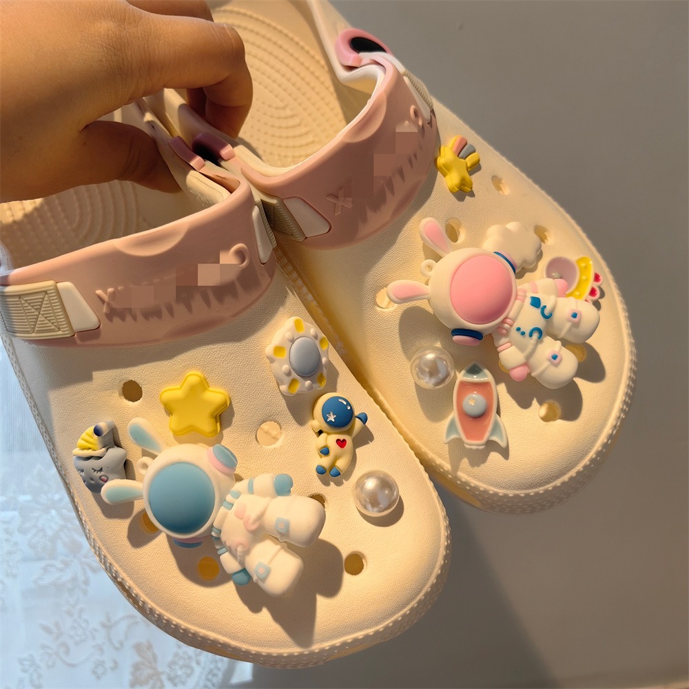 Breloques de chaussures 3D, grenouille mignonne, d&eacute;coration de chaussures d'astronaute, grenouilles Kawaii, abeilles, accessoires de sandales de jardin, cadeau pour enfants