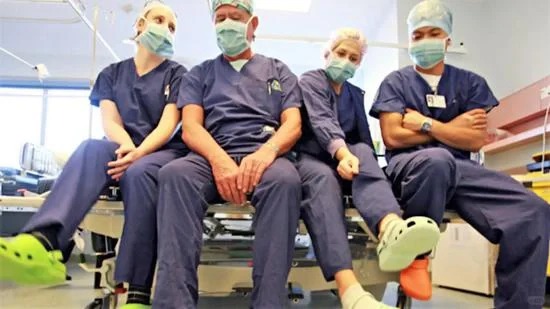 Pourquoi les Crocs dominent-ils la salle d'opération ?