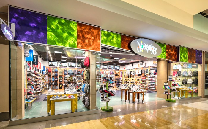 PDG de Genesco : les clients baissent alors que le marché se remplit de chaussures de sport à prix très réduits