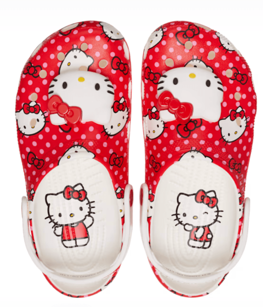 Crocs lance de nouveaux sabots ludiques inspirés de Hello Kitty et de Cinnamoroll