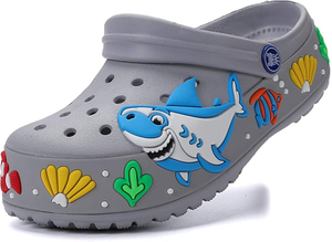 Petits enfants boucs filles garçons glissent les chaussures de jardin légères à glissade de bille de douche de piscine de plage