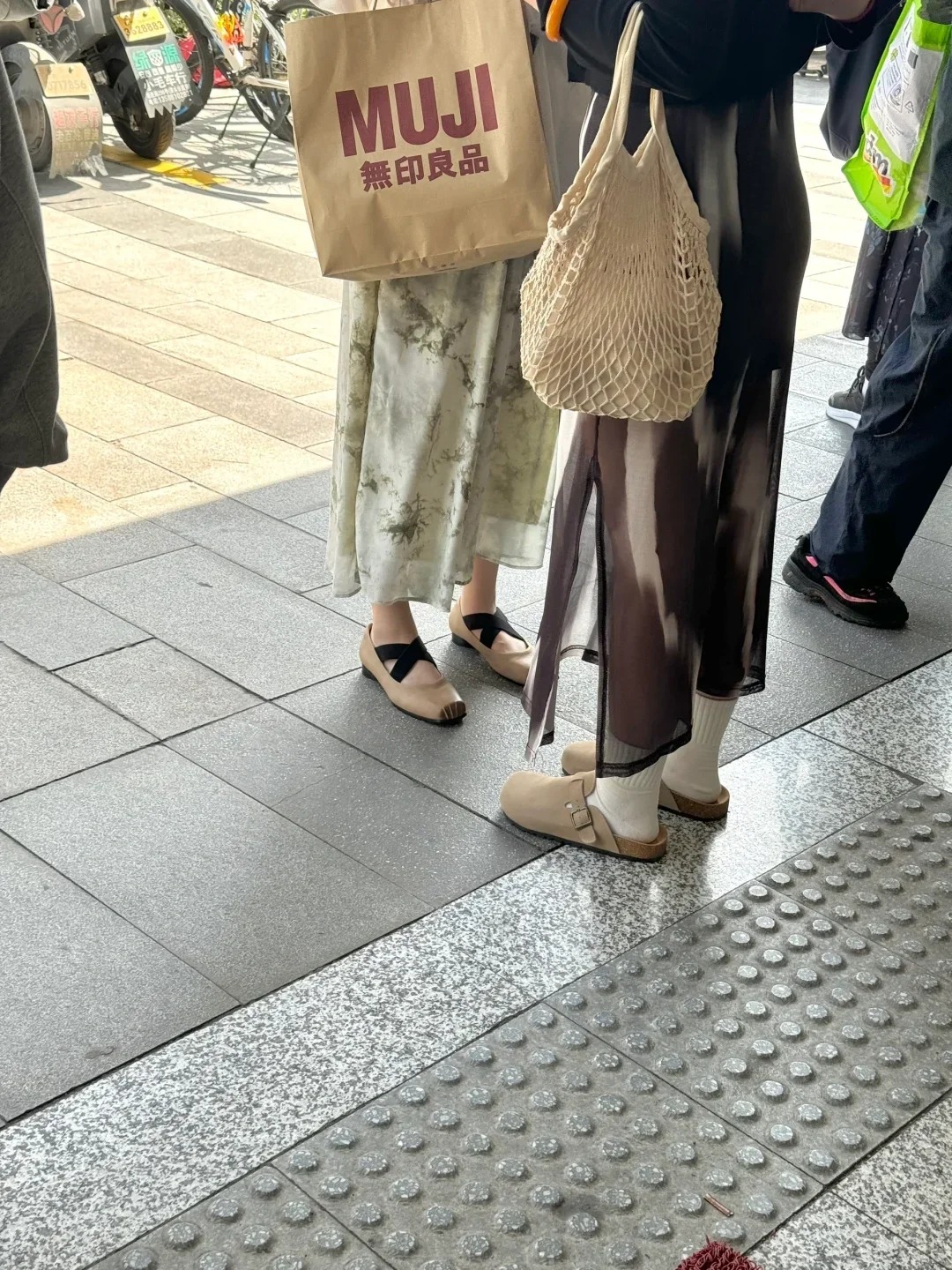 Votre arme secr&egrave;te pour des courses confortables&nbsp;: la pantoufle de sortie